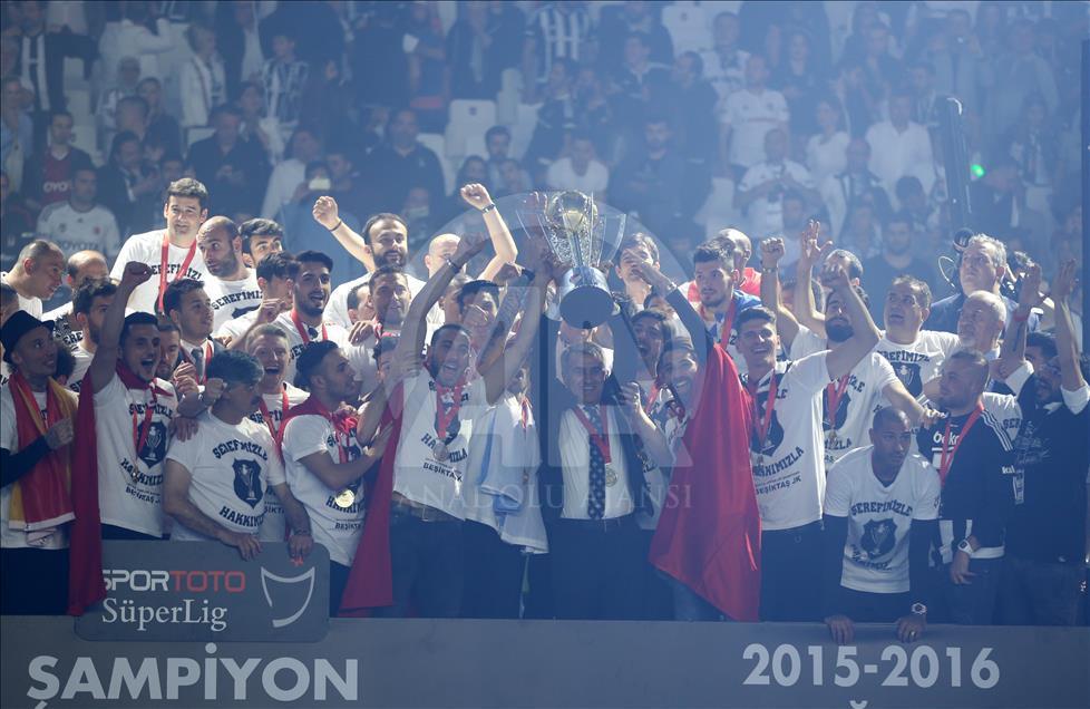 Şampiyon Beşiktaş kupasını aldı