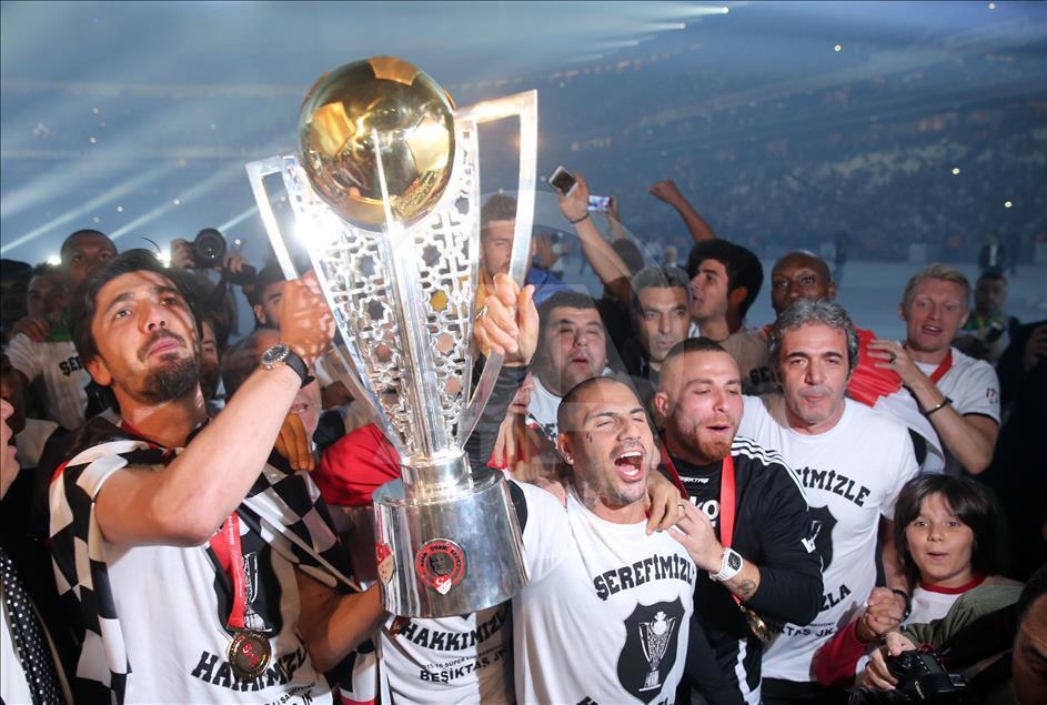 Şampiyon Beşiktaş kupasını aldı