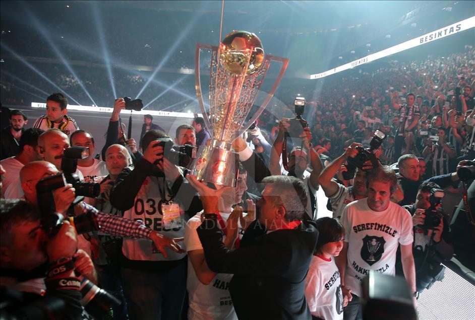 Şampiyon Beşiktaş kupasını aldı