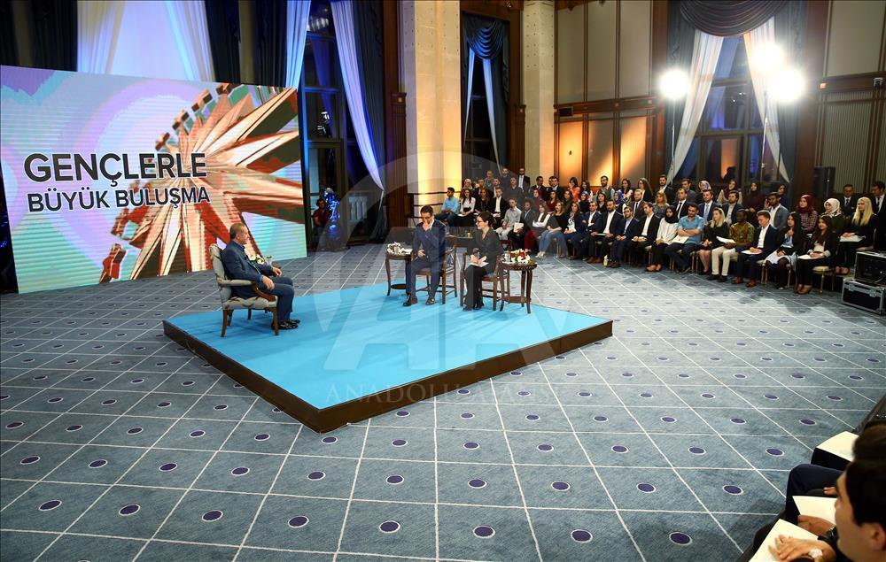 Cumhurbaşkanı Erdoğan, gençlerle buluştu