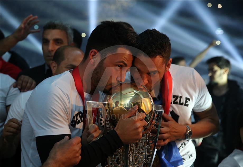 Şampiyon Beşiktaş kupasını aldı