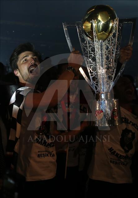 Şampiyon Beşiktaş kupasını aldı