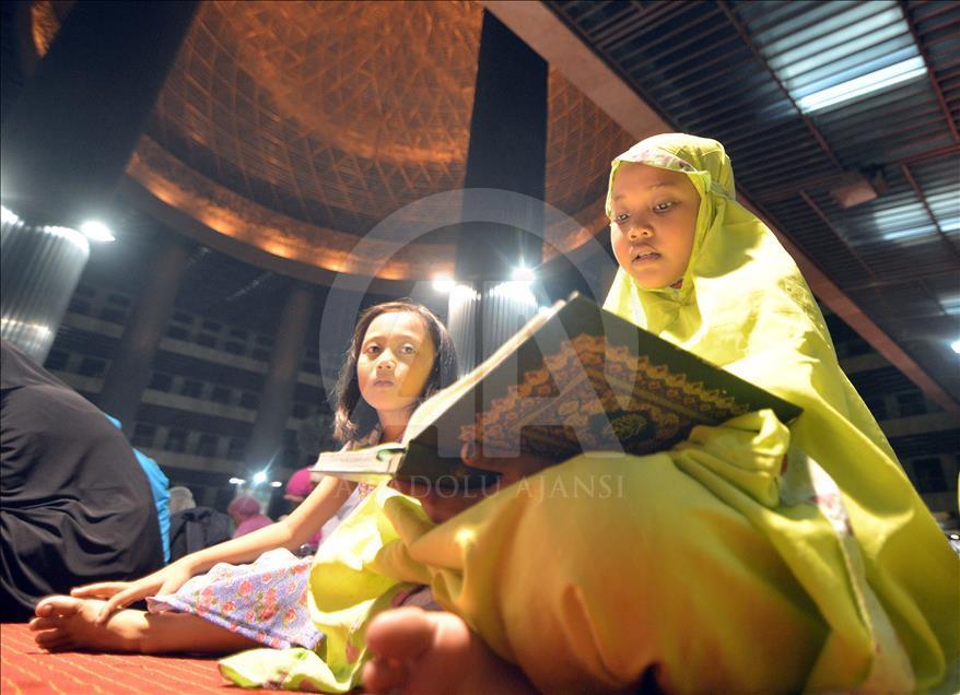 Muslims read the Quran; night of Shab-e-Barat (Nisfu Sya'ban); Istiqlal Grand Mosque in Jakarta; most sacred nights believe that Allah
