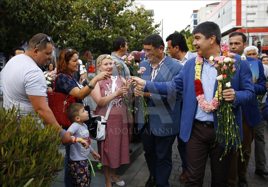 Çiçek festivalinde vatandaşa 1 milyon çiçek dal dağıtıldı