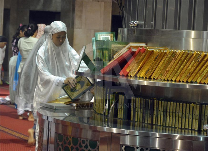 Muslims read the Quran; night of Shab-e-Barat (Nisfu Sya'ban); Istiqlal Grand Mosque in Jakarta; most sacred nights believe that Allah