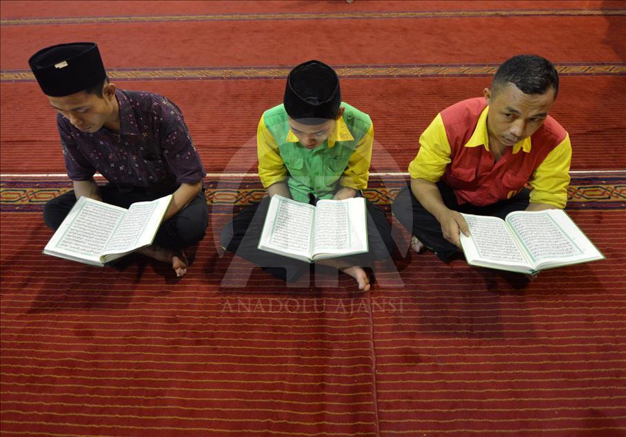 Muslims read the Quran; night of Shab-e-Barat (Nisfu Sya'ban); Istiqlal Grand Mosque in Jakarta; most sacred nights believe that Allah