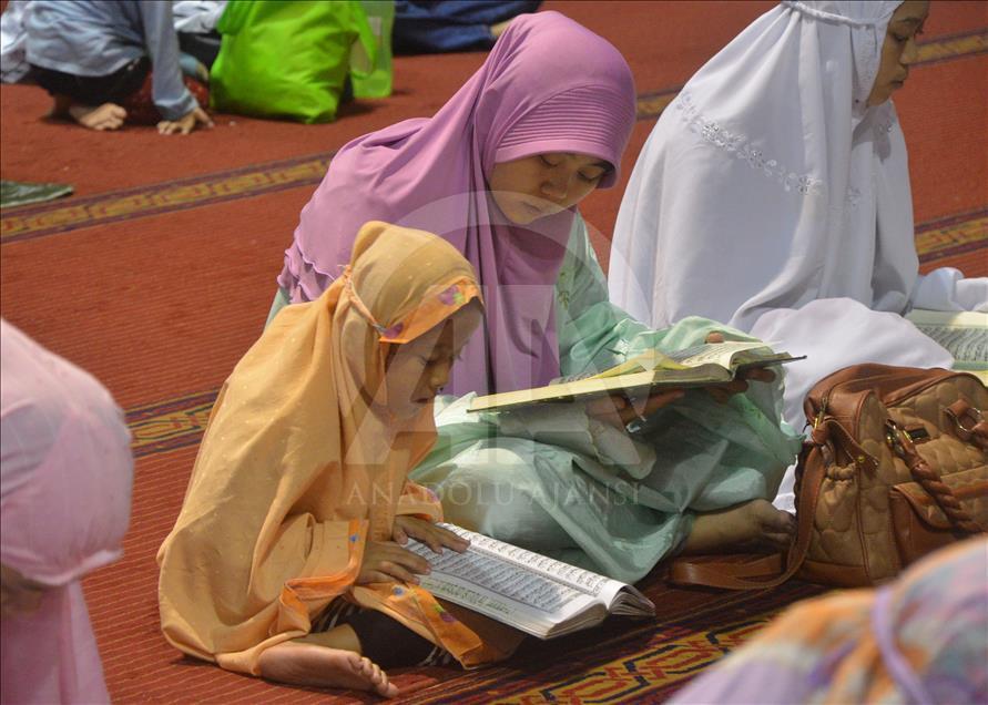 Muslims read the Quran; night of Shab-e-Barat (Nisfu Sya'ban); Istiqlal Grand Mosque in Jakarta; most sacred nights believe that Allah