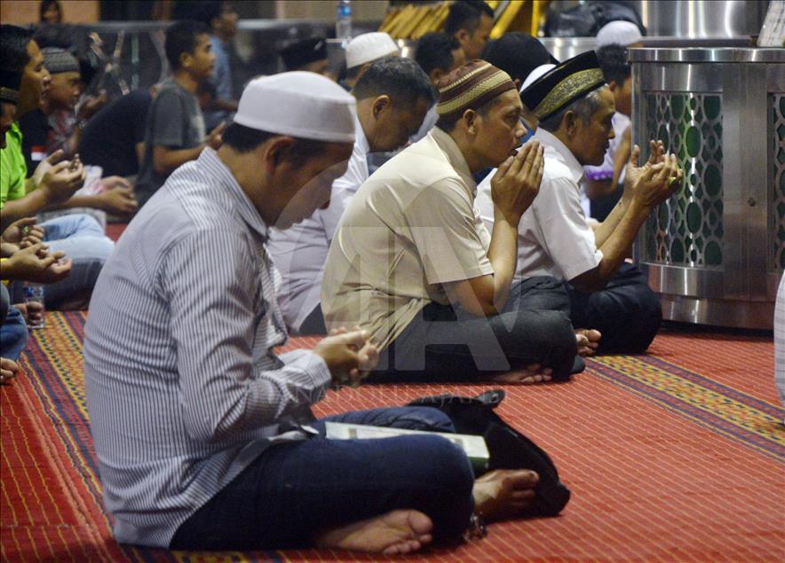 Muslims read the Quran; night of Shab-e-Barat (Nisfu Sya'ban); Istiqlal Grand Mosque in Jakarta; most sacred nights believe that Allah