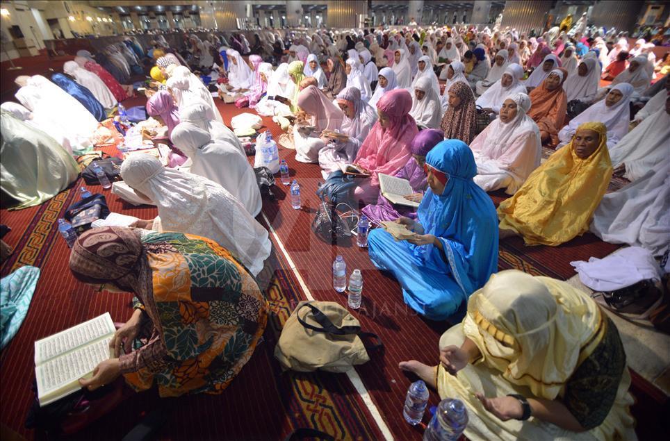 Muslims read the Quran; night of Shab-e-Barat (Nisfu Sya'ban); Istiqlal Grand Mosque in Jakarta; most sacred nights believe that Allah