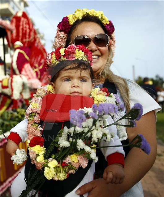 Çiçek festivalinde vatandaşa 1 milyon çiçek dal dağıtıldı