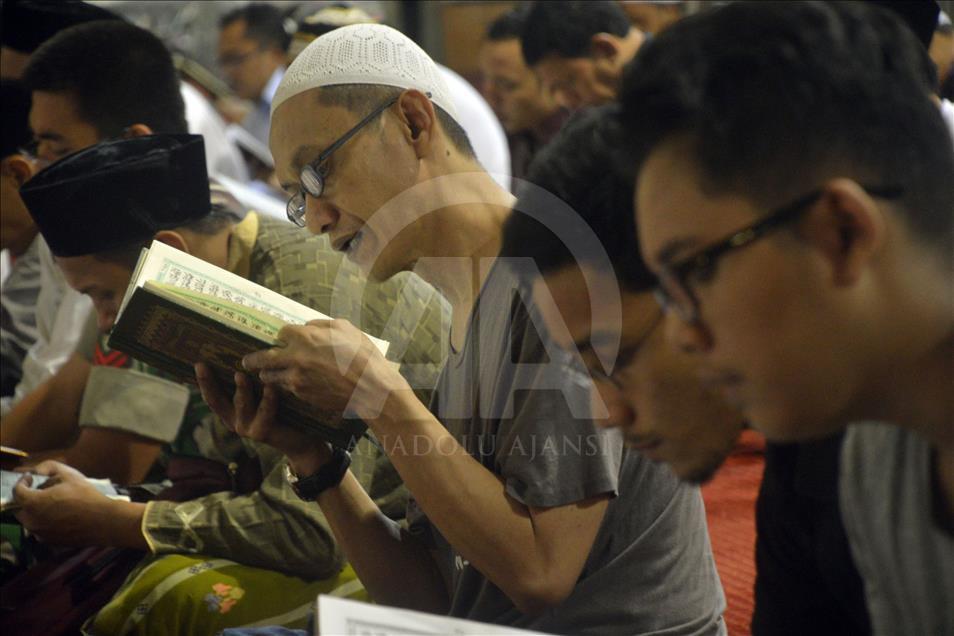 Muslims read the Quran; night of Shab-e-Barat (Nisfu Sya'ban); Istiqlal Grand Mosque in Jakarta; most sacred nights believe that Allah
