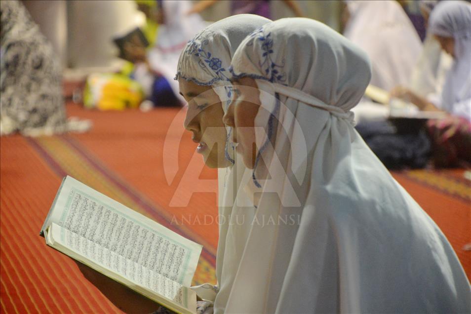 Muslims read the Quran; night of Shab-e-Barat (Nisfu Sya'ban); Istiqlal Grand Mosque in Jakarta; most sacred nights believe that Allah