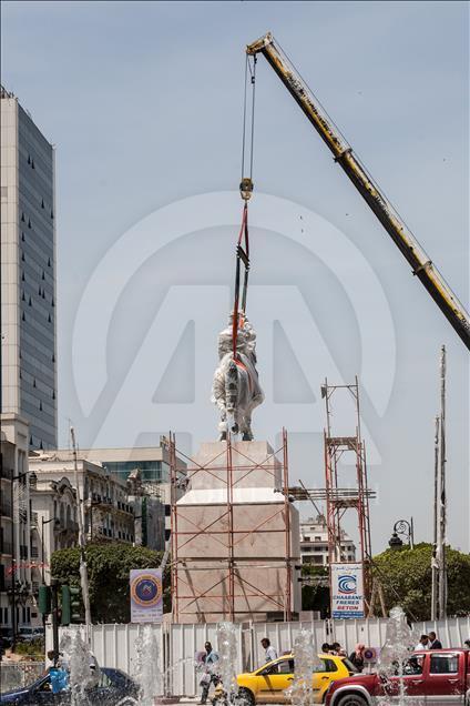 Habib Burgiba heykelinin taşınması