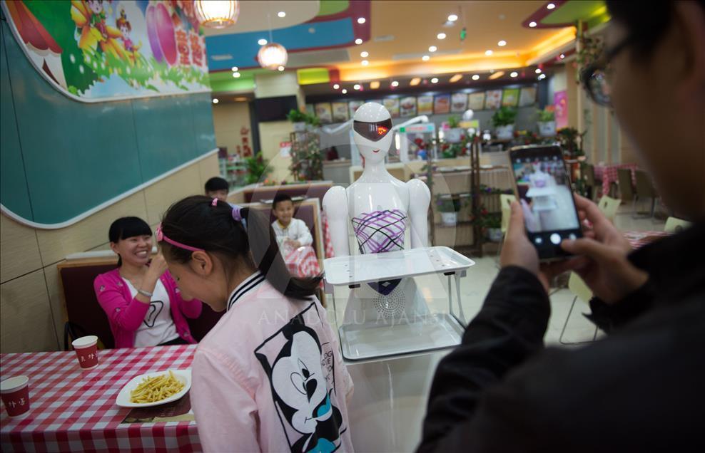 Çin'de Robot Restoran