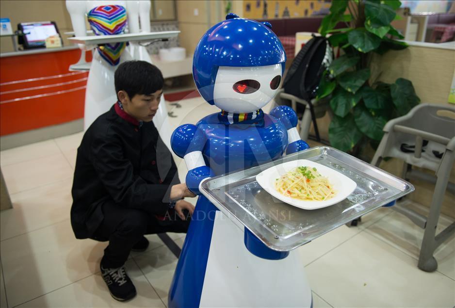 Çin'de Robot Restoran