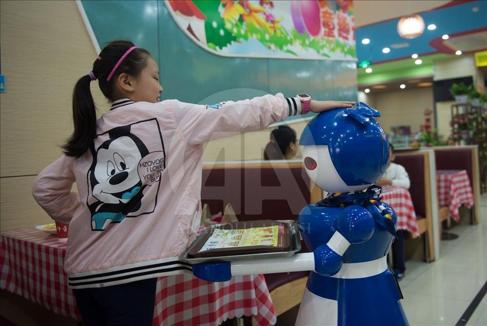 Çin'de Robot Restoran