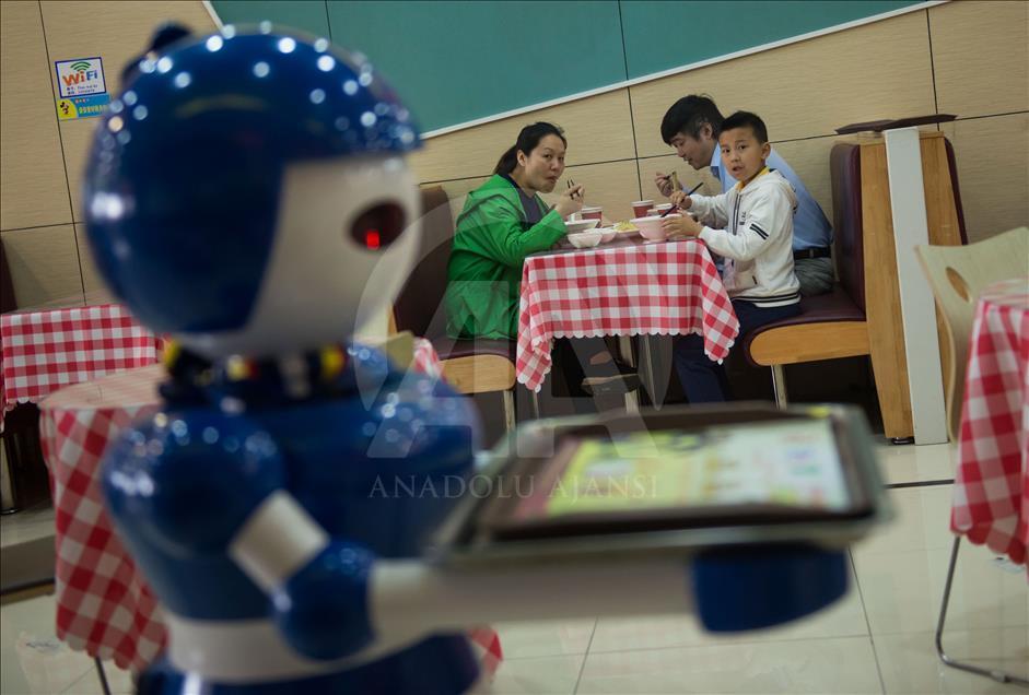 Çin'de Robot Restoran