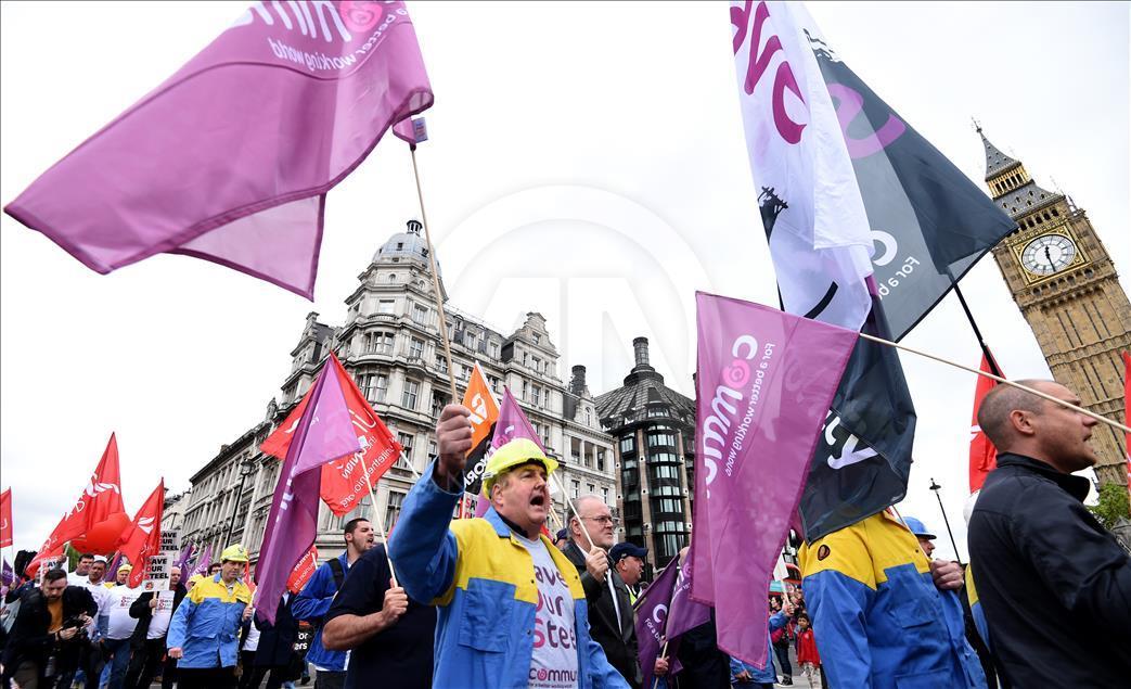Londra'da yüzlerce demir çelik işçisi protesto gösterisi düzenledi 