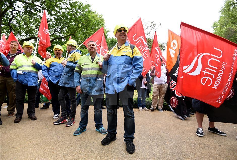 Londra'da yüzlerce demir çelik işçisi protesto gösterisi düzenledi 