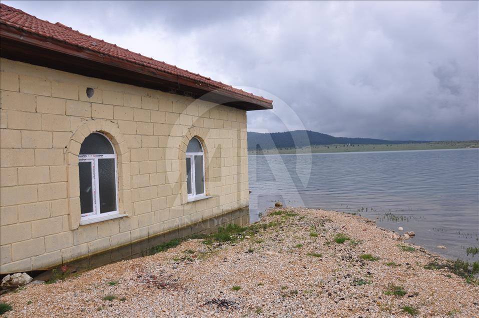 Göl ortasındaki cami ibadete açılacak