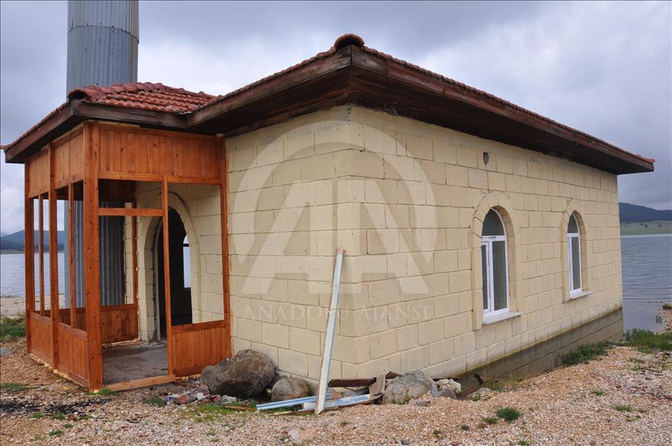 Göl ortasındaki cami ibadete açılacak
