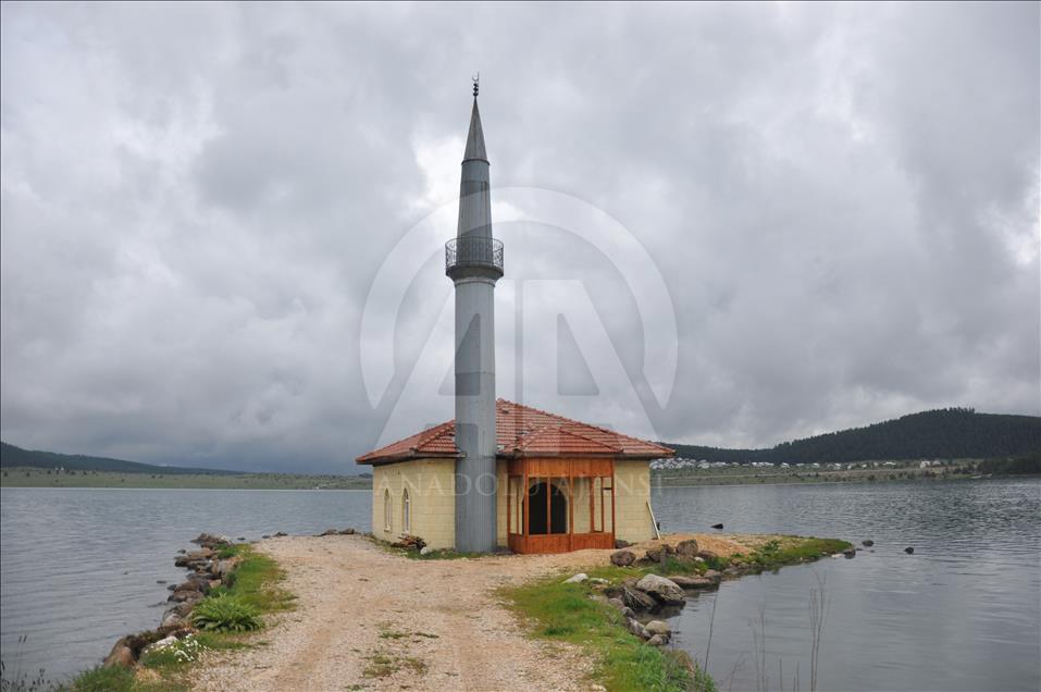 Göl ortasındaki cami ibadete açılacak