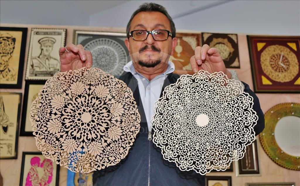 Ahşabı "dantel" gibi işliyor