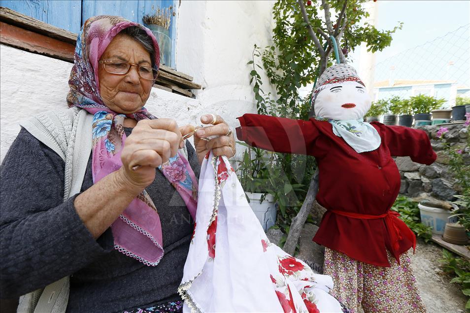 300 tarla korkuluğu festivale hazırlanıyor