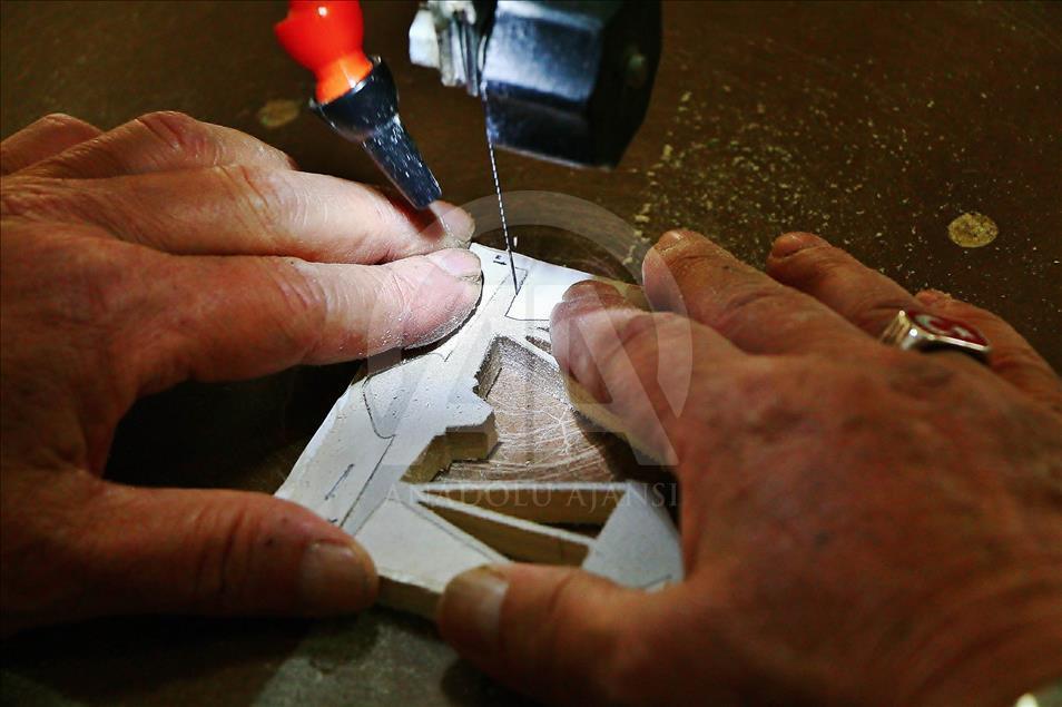 Ahşabı "dantel" gibi işliyor
