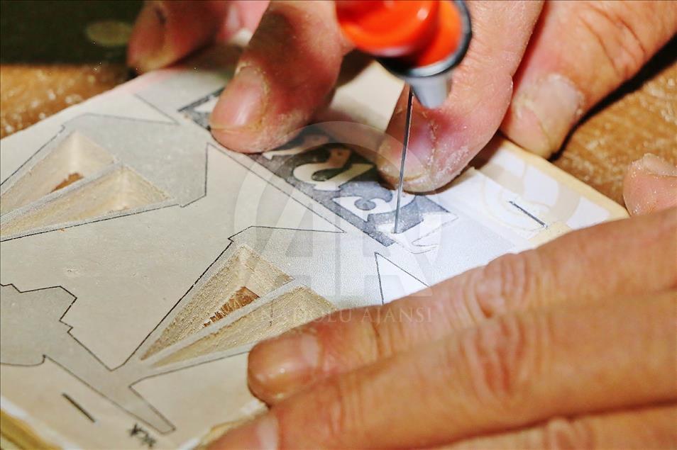 Ahşabı "dantel" gibi işliyor