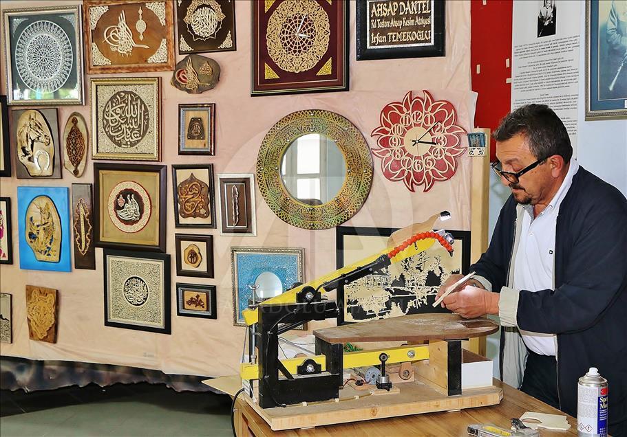 Ahşabı "dantel" gibi işliyor