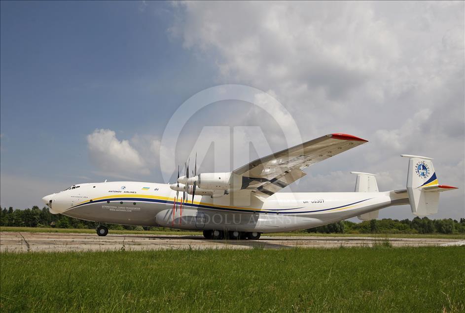 Dünyanın ilk geniş gövdeli nakliye uçağı AN-22