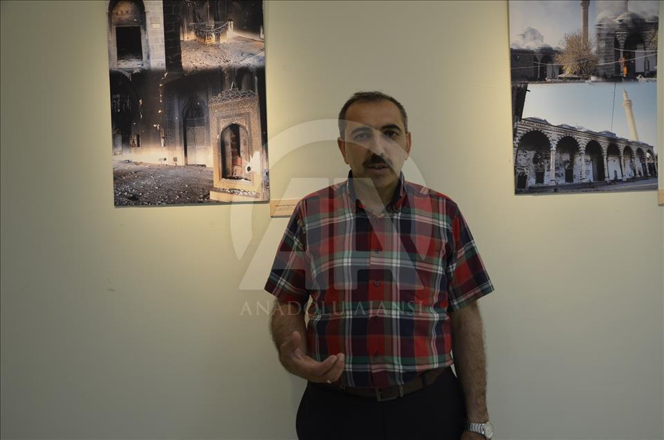 Diyarbakır'da teröristlerin ateşe verdiği tarihi cami