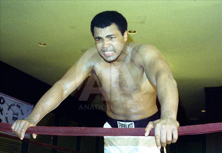 Efsanevi boksör Muhammed Ali hayatını kaybetti