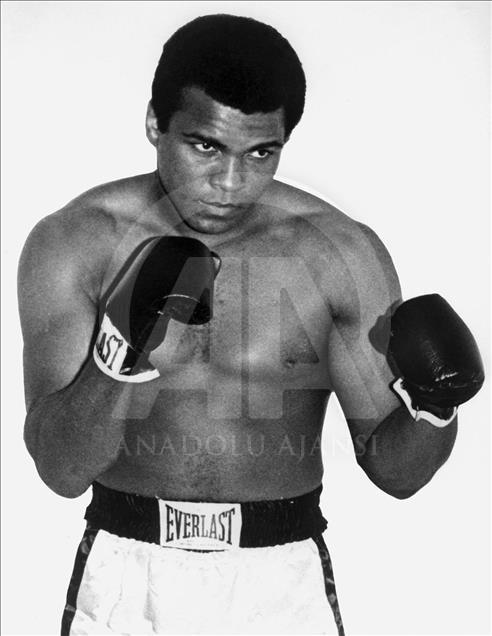 Efsanevi boksör Muhammed Ali hayatını kaybetti