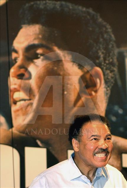 Efsanevi boksör Muhammed Ali hayatını kaybetti
