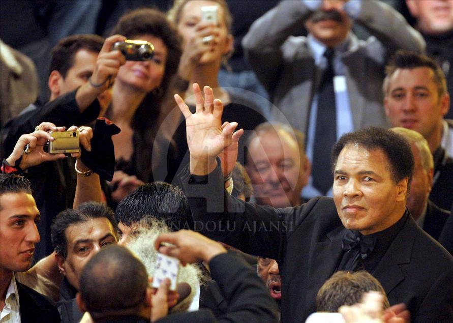 Efsanevi boksör Muhammed Ali hayatını kaybetti