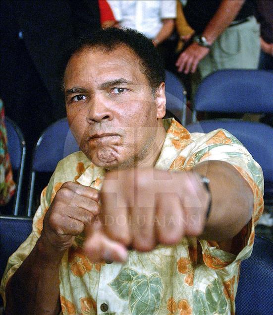 Efsanevi boksör Muhammed Ali hayatını kaybetti