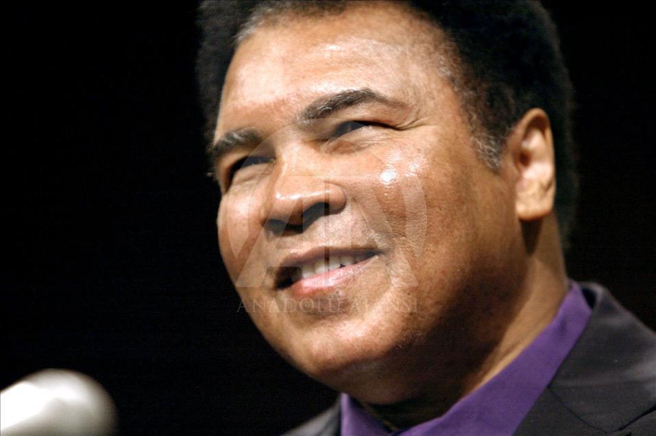 Efsanevi boksör Muhammed Ali hayatını kaybetti