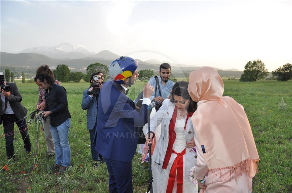 Düğüne yamaç paraşütüyle geldiler