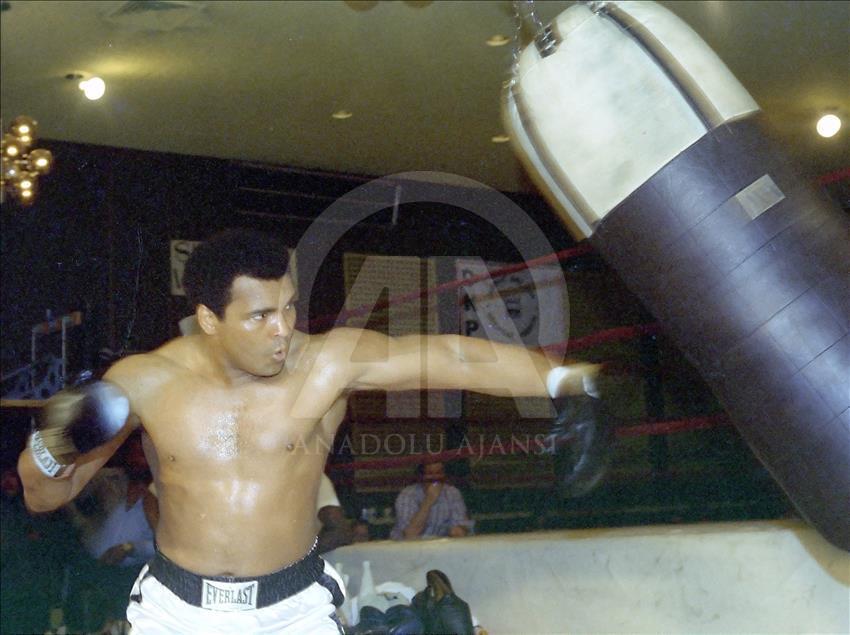 Efsanevi boksör Muhammed Ali hayatını kaybetti