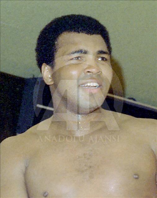 Efsanevi boksör Muhammed Ali hayatını kaybetti