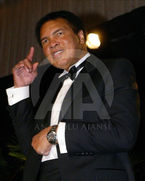 Efsanevi boksör Muhammed Ali hayatını kaybetti