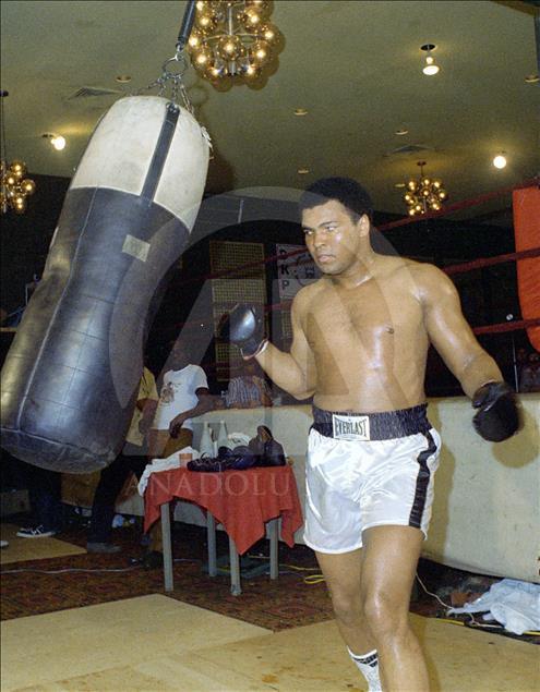 Efsanevi boksör Muhammed Ali hayatını kaybetti