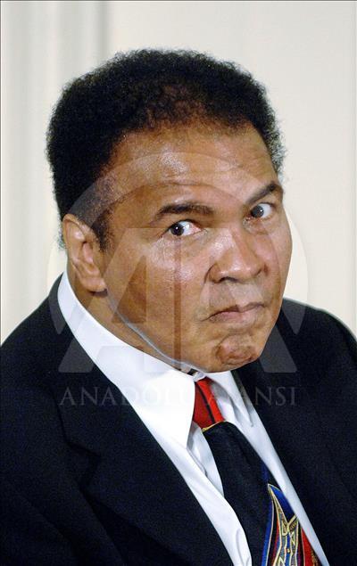 Efsanevi boksör Muhammed Ali hayatını kaybetti