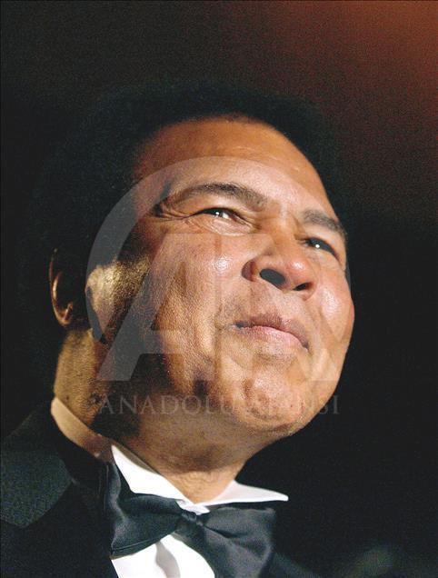 Efsanevi boksör Muhammed Ali hayatını kaybetti
