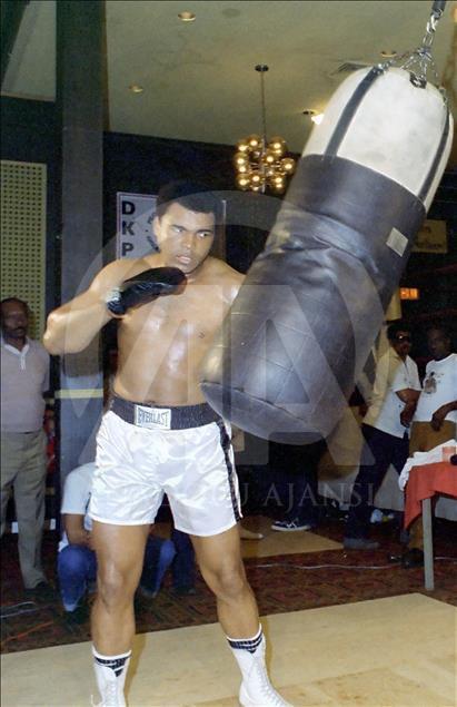 Efsanevi boksör Muhammed Ali hayatını kaybetti