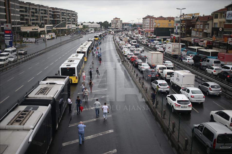 Metrobüs yolunda kaza