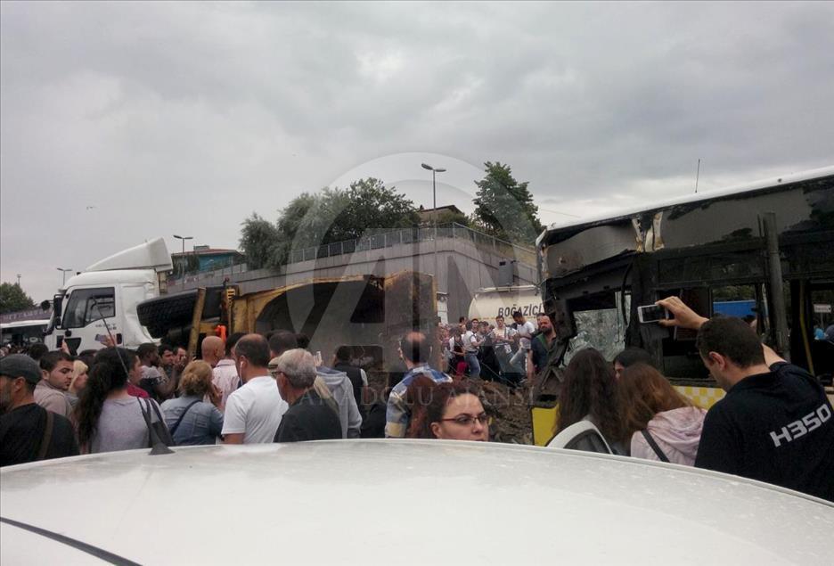Metrobüs yolunda kaza