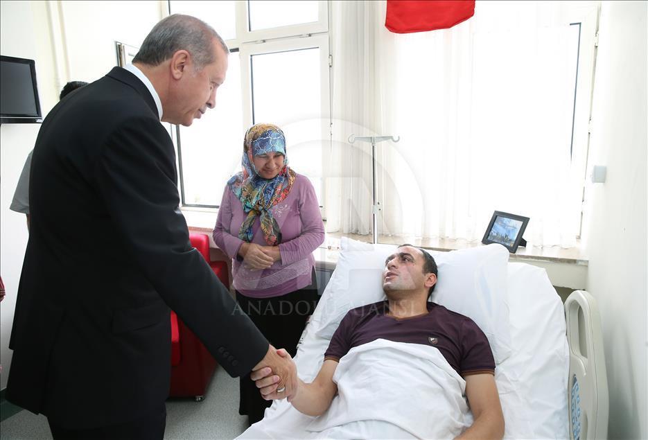 Cumhurbaşkanı Erdoğan, tedavi gören bazı asker ve polisleri ziyaret etti